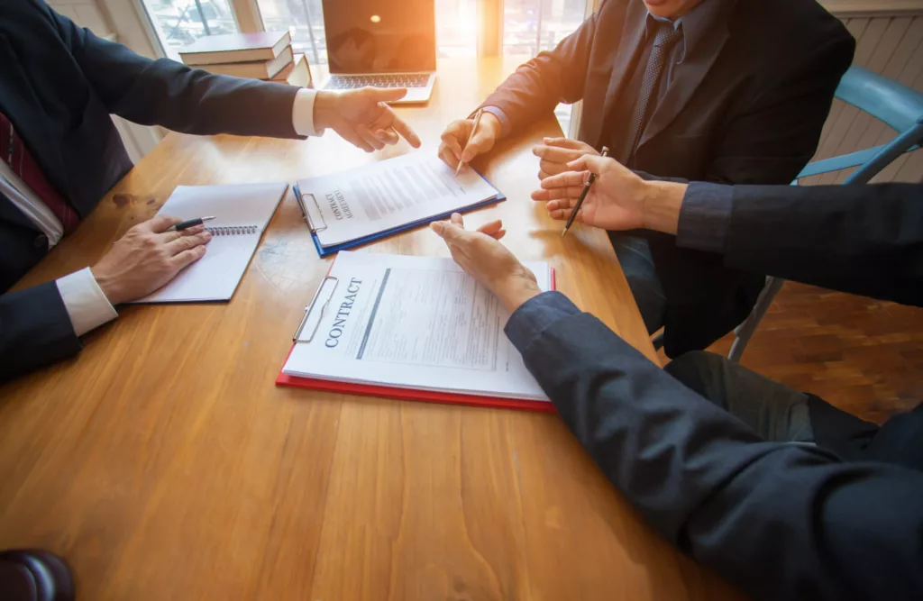 la signature d'un contrat sécurisée par les avocats